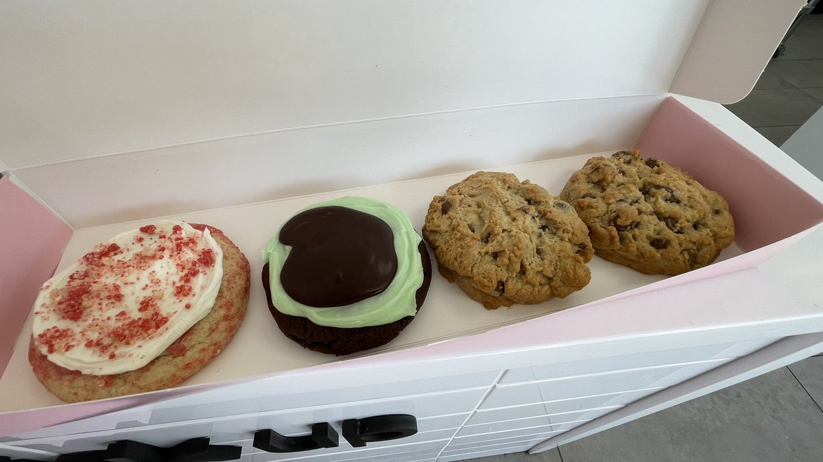 TootrisOnDemand's tweet photo. Did someone say Chocolate Chip Cookies!? In honor of National Chocolate Chip Cookie Day, we are on the way to hand deliver these beauties to one of our TOOTRiS families 🤫 🎉 🍪 #NationalChocolateChipCookieDay #TOOTRiS @CrumblCookies https://t.co/iLPsbpDRuY