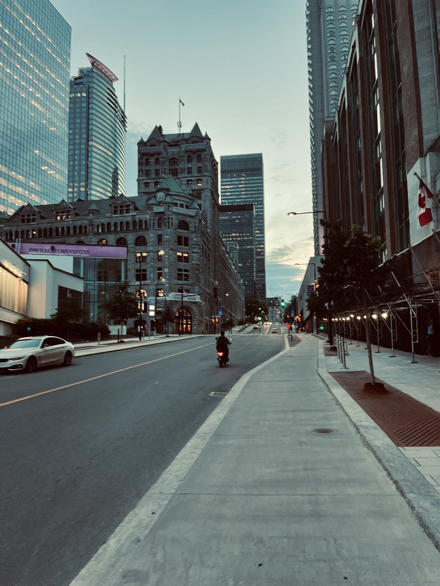 dksondet's tweet photo. Parcourir le centre ville de #Montréal à vélo via le #REV….👌🏾👌🏾 https://t.co/sT97IVU5yD