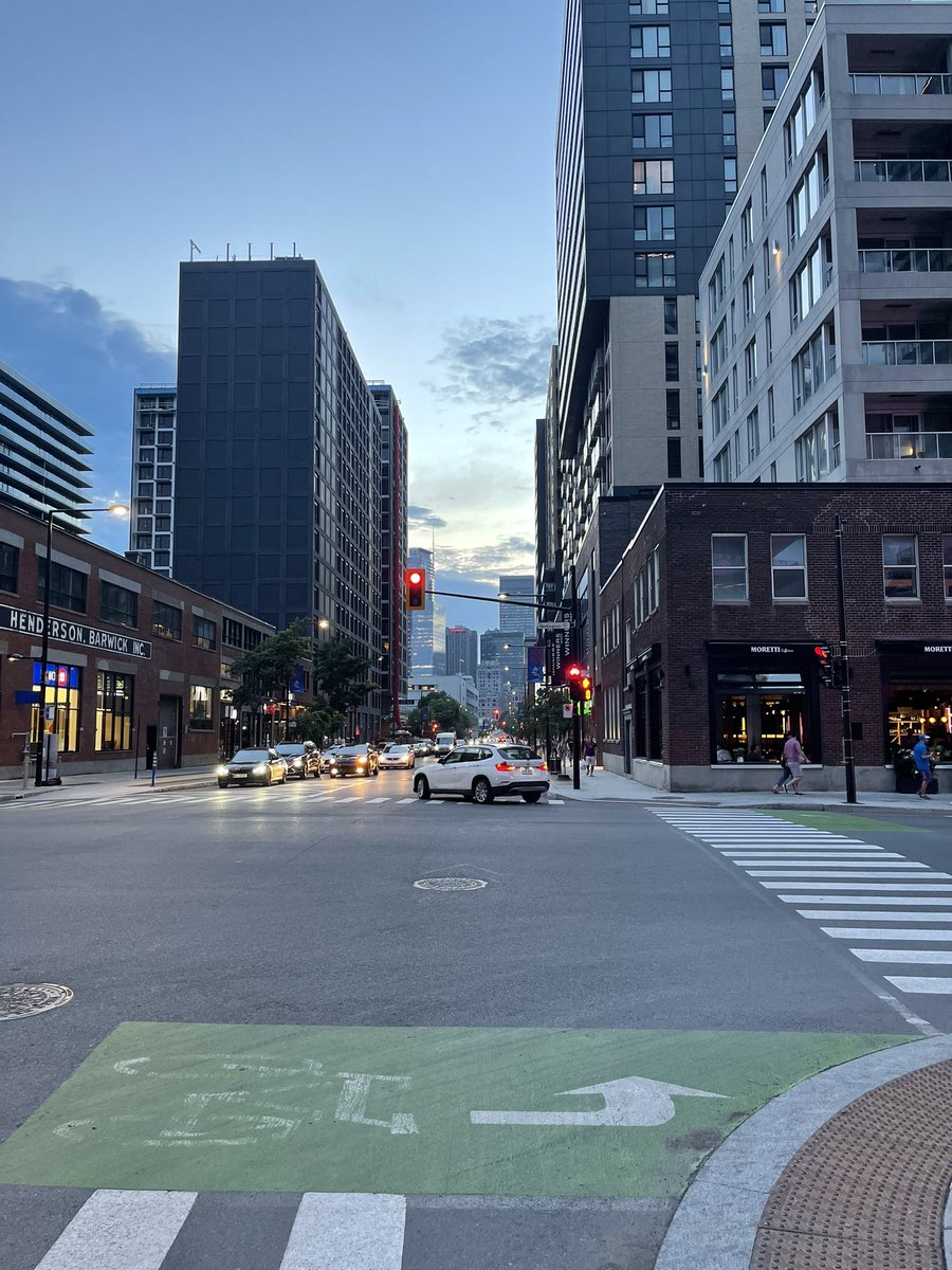dksondet's tweet photo. Parcourir le centre ville de #Montréal à vélo via le #REV….👌🏾👌🏾 https://t.co/sT97IVU5yD