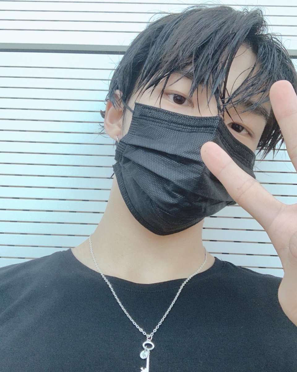 hyunesz's tweet photo. 마스크 쓴 말간 얼굴 때문에 생각난 예전 셀카 https://t.co/o9LLUrOMk3
