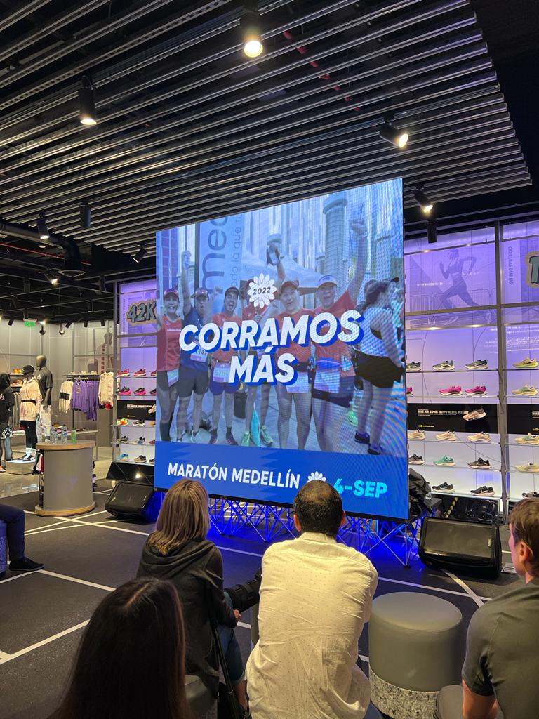MaratonMedellin's tweet photo. Hoy en la Nike Store de Santafe en Medellín, celebramos volver a correr el 4 de septiembre. https://t.co/WDGD2vj56D