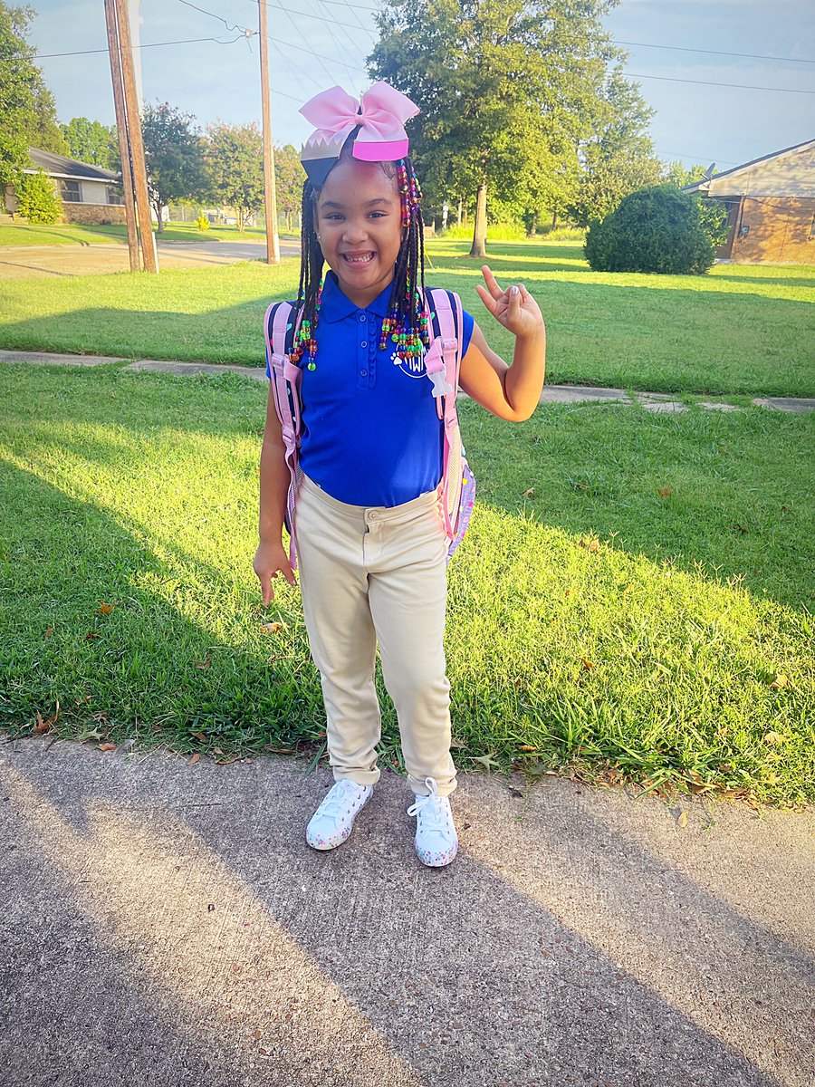 CoachWelch_'s tweet photo. First Day Out!!! May you and every student have the best & most impactful school ever!!! #1stGrade #RyleeMarie https://t.co/7RyjdFAHrm