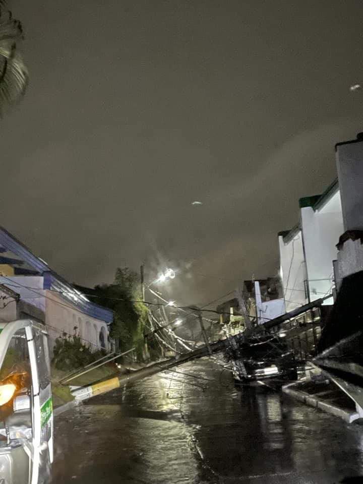 yulesflores's tweet photo. @meralco there's an electric power interruption in our village that has been caused by this. Asking for your help as soon as possible. https://t.co/QVzsfQjePz