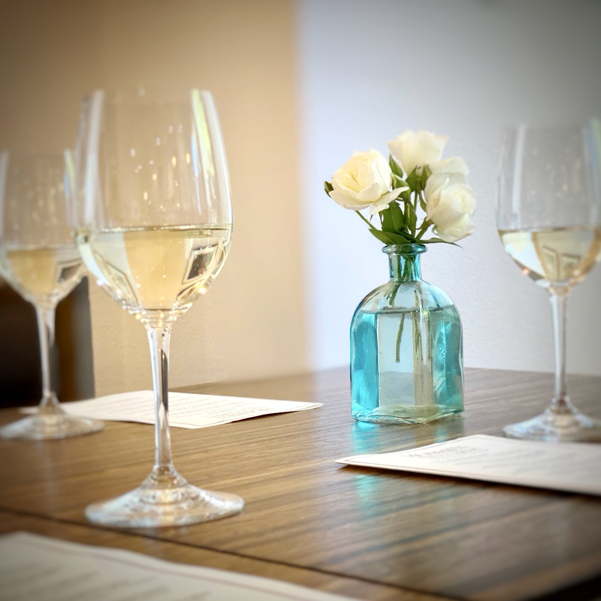 WestsideCross's tweet photo. It's #NationalWhiteWineDay! Celebrate with a CASE SPECIAL on our Westside Crossing Sauvignon Blanc for $150! That's $12.50 a bottle! Just a few cases left so order today:https://t.co/BTrdTe8MQ0 https://t.co/R8VQze3pzr
