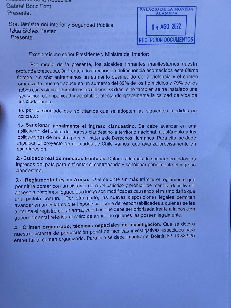 mmeza's tweet photo. Más d 60 alcaldes y alcaldesas le hemos pedido x escrito al @GobiernodeChile x medio del Pdte @gabrielboric q se haga cargo del orden público;q enfrente con coraje la delincuencia;q se ponga del lado de las víctimas y apoye a @Carabdechile.Para eso proponemos 12 medidas concretas https://t.co/MRySyBrsCD