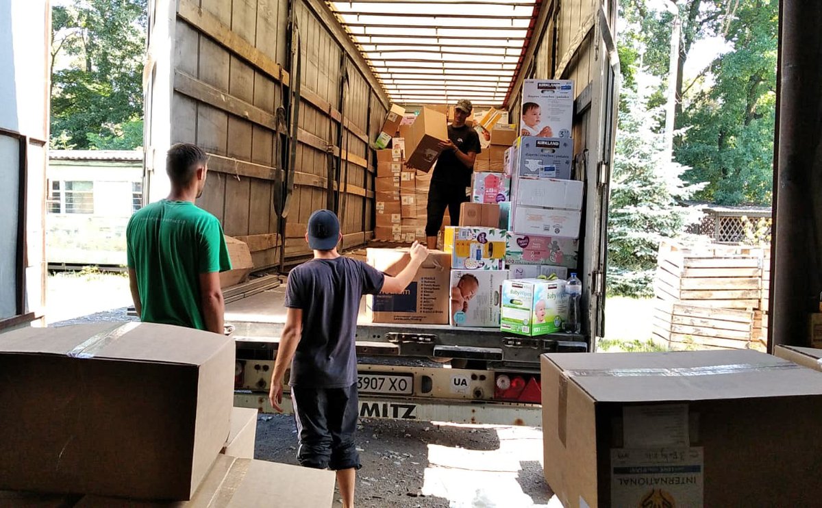 Another shipment of aid has arrived at one of our operational centers in #Ukraine! Food, diapers, hygiene items, and medical supplies will be distributed to displaced Ukrainian families in need. Thanks so much for your ongoing support. Keep it coming! liftinghandsinternational.org/ukraine-respon…