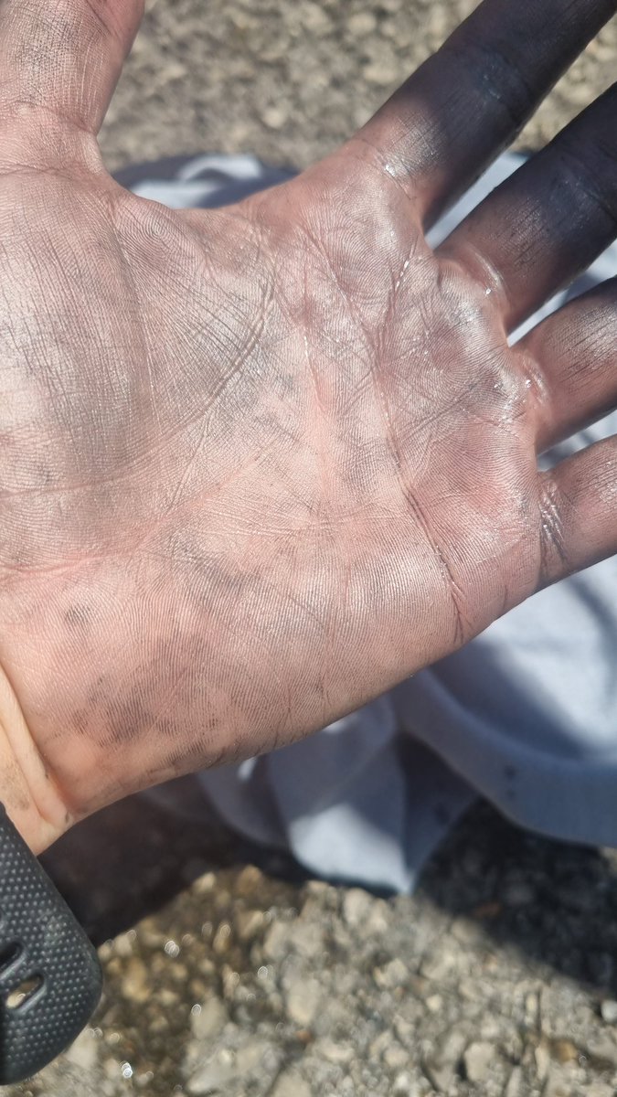 Hate to be negative but #cycletoworkday fail 
Chain in a figure 8 and front tyre puncture. 
Silver lining: at least it wasn't raining?! 
Sheffield is lucky <a href="/russ_cycle_shed/">Russells Bike Shed</a> exists ❤