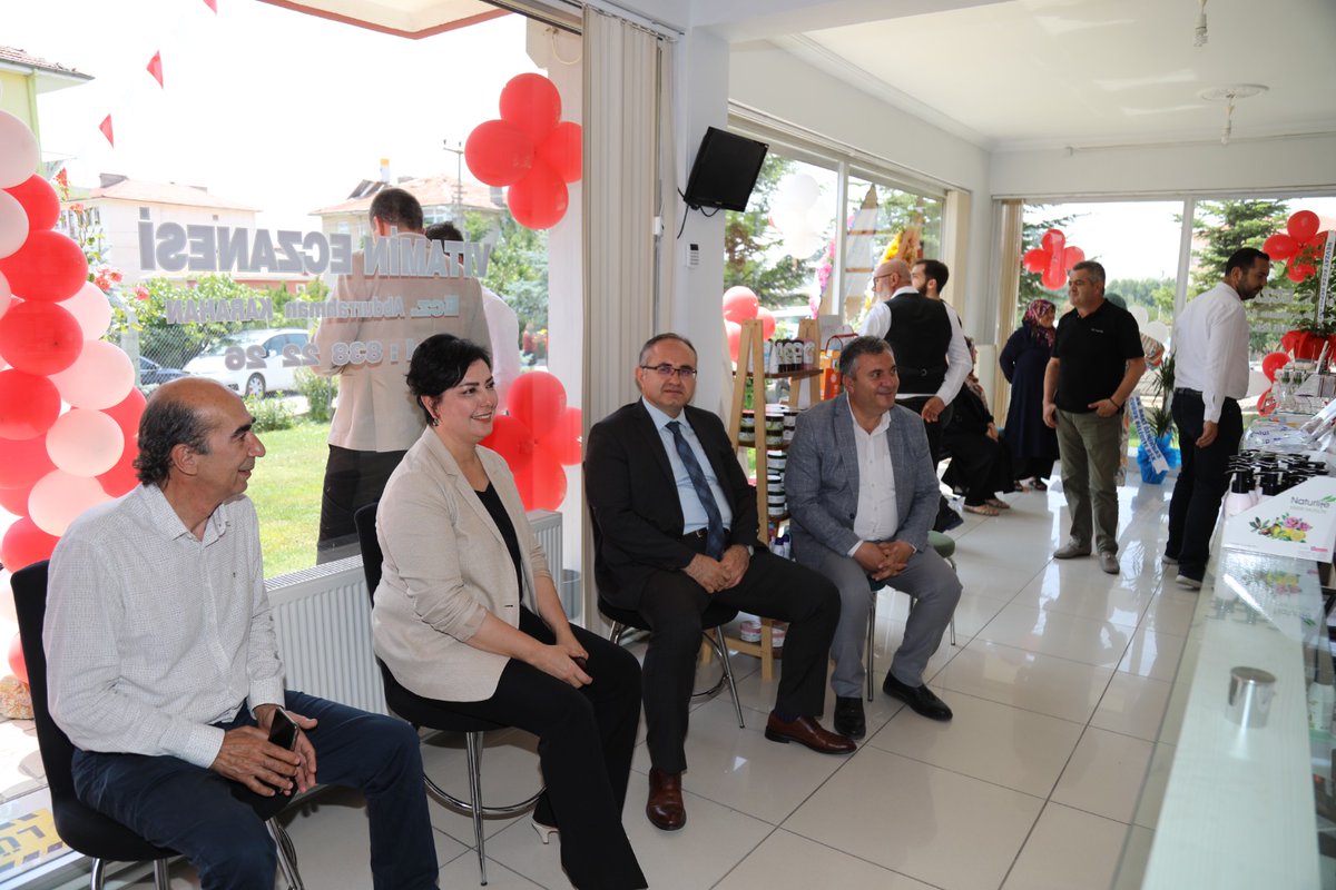 avbakidemirbas's tweet photo. Milliyetçi Hareket Partisi Ankara Milletvekili Sn. @nevintaslicay ve Kaymakamımız Sn. Adem KELEŞ ile birlikte işletmeciliğini Abdurrahman KARAHAN ’ın yaptığı Vitamin isimli Eczanenin açılışını gerçekleştirdik.
Hayırlı olsun. 
#Çubuk #Ankara #ÇubukBelediyesi #TamBelediyecilik https://t.co/TZntMWc3K5