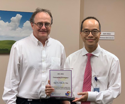 🥳🎉Our vibrant division chief <a href="/AlanYuNeph/">Alan Yu🇭🇰</a> receiving his outstanding investigator award given to faculty of <a href="/KUMedicine/">KU School of Medicine</a> who have made and sustained contributions to research.