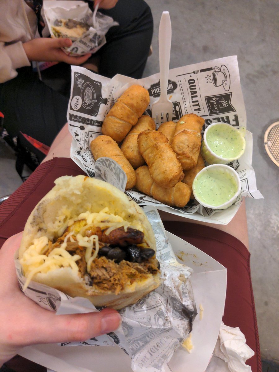 CecilliaBunn's tweet photo. ANYONE AT GENCON ATM

GO THE VENEZUELAN AREPA FOOD TRUCK

HOLY SHIT EVERYTHING IS SO GOOD https://t.co/6owf7eH09p