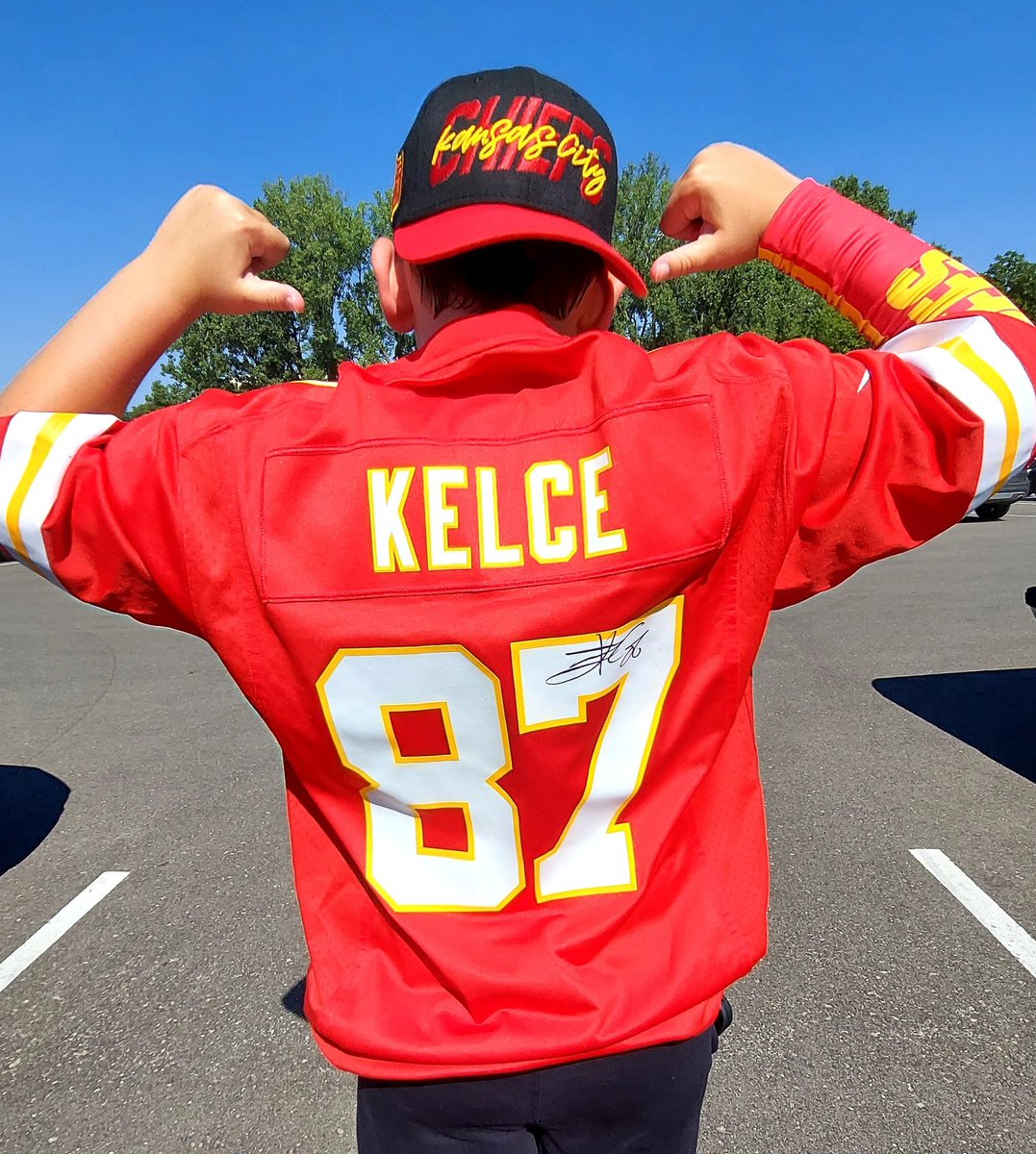 ryanjacobs42's tweet photo. Thanks @tkelce for making this fans day!!!

#ChiefsKingdom #ChiefsCamp https://t.co/KmFSJwfZeu
