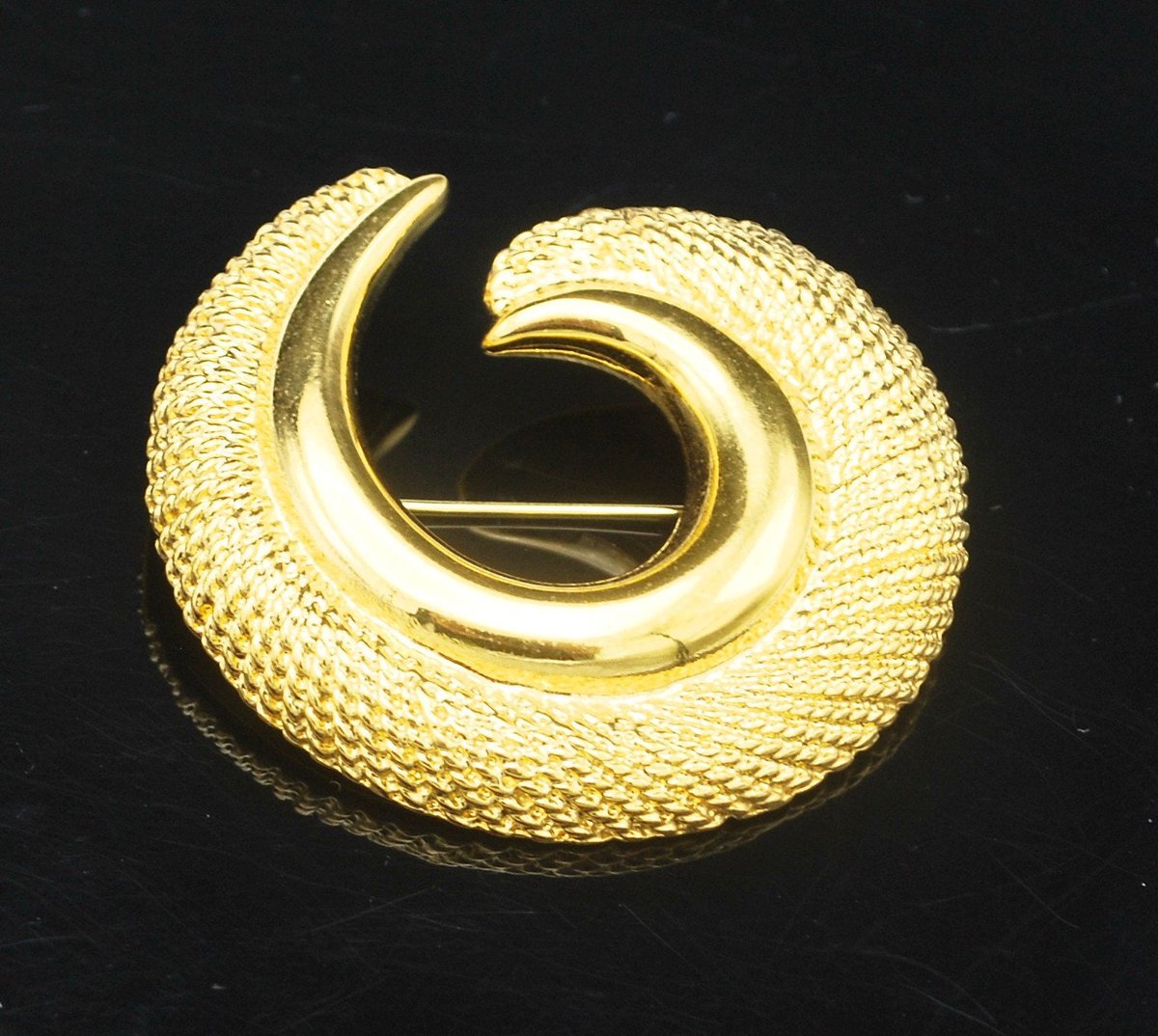 serendipitytrea's tweet image. gold swirl Brooch gold Texture and smooth Signed Napier mid century circle pin #GoldPlatedBrooch #NapierPin 
$23.0
➤ etsy.com/listing/103423…