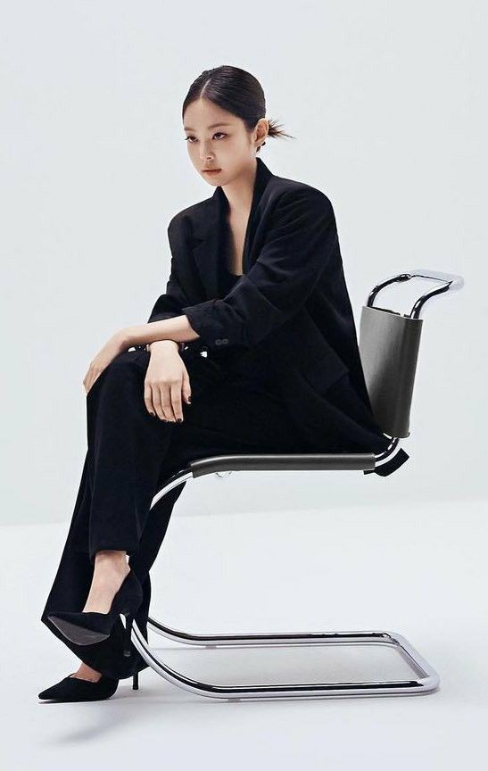 Siyah takım elbise giyen blackpink>>>