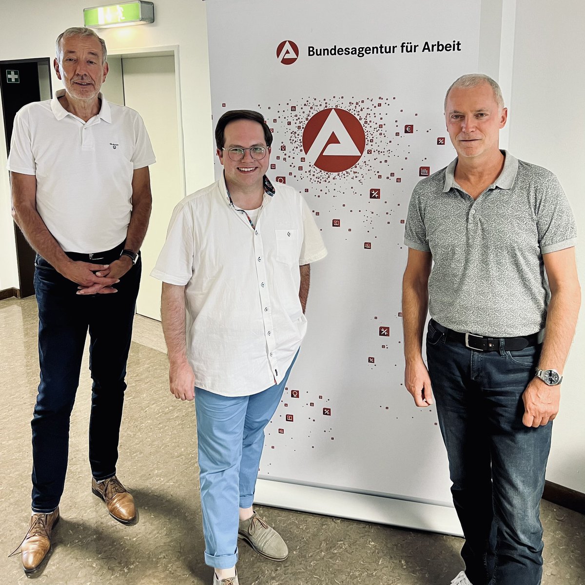 BadziongPascal's tweet photo. #Netzwerktreffen mit der @AA_KOMY Frank Schmidt (Vorsitzender der GF), Thomas Becker (GF operativ) und ich arbeiten gerne für unsere #Region. Natürlich waren die Vernetzung mit unserem #Jobcenter #MYK und Schnittstellen mit der Agentur für Arbeit Themen unseres ersten Treffens. https://t.co/IIW4guVc8L