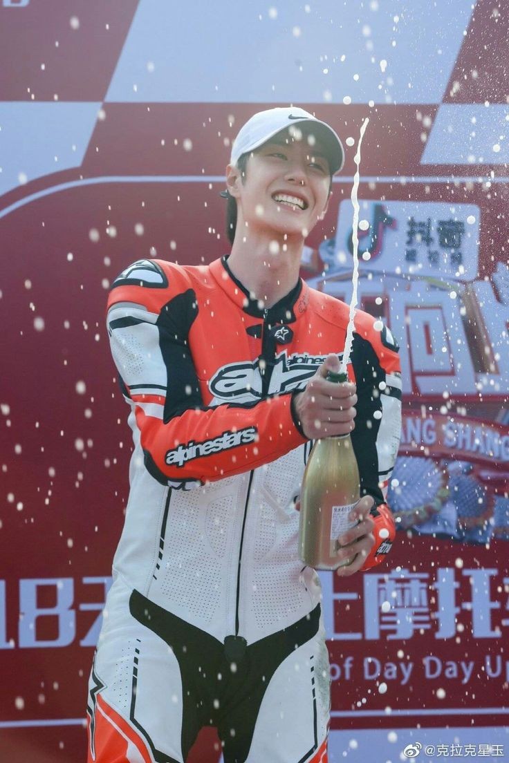 happy birthday love🎊💚

#王一博0805生日快乐
#WangYibo25thBDay
#HappyYiboDay 
#YIBO