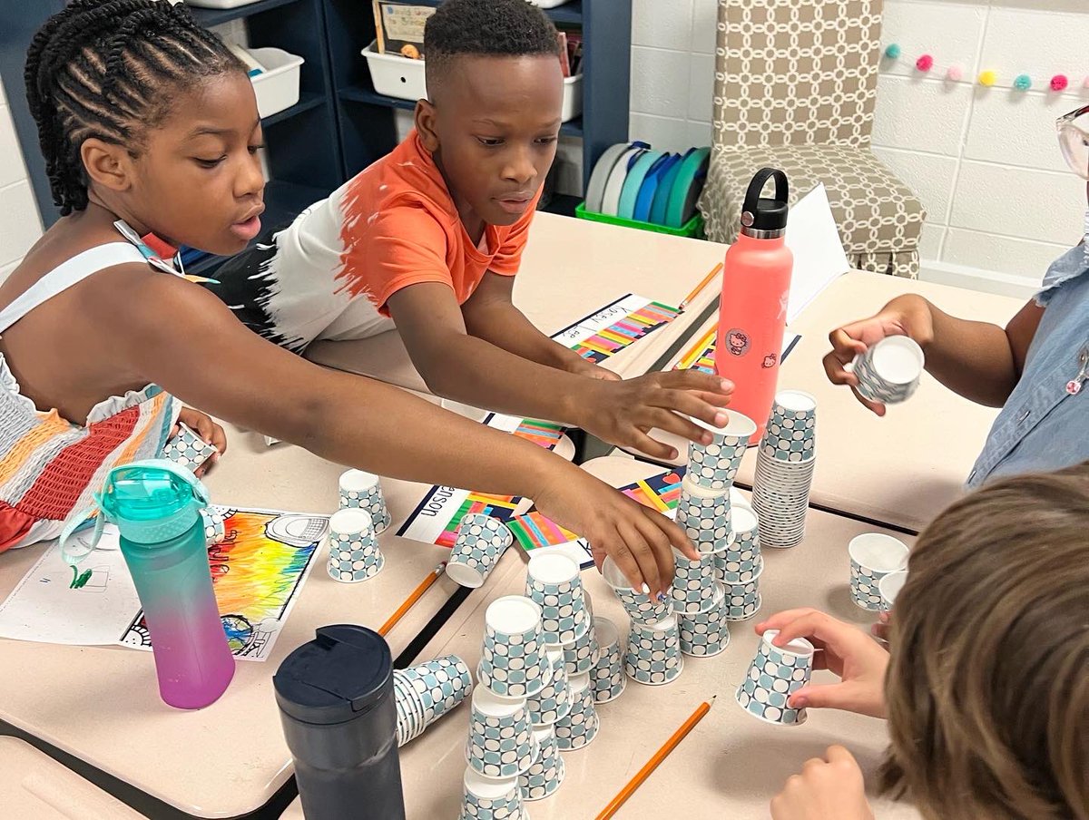 MonroviaElem's tweet photo. Team building in Mrs. Busken’s 3rd grade class. Groups were challenged to build the tallest tower. Then, they had to build it again without using their hands! https://t.co/Lp3I8CuTmw