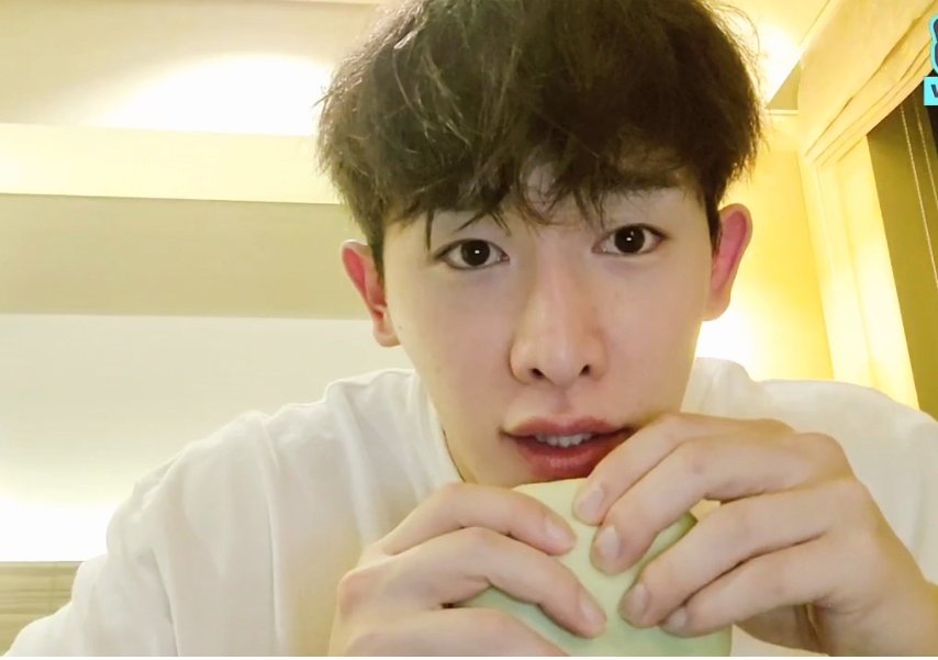 25_mk's tweet photo. 누가 메론빵을 이렇게 귀엽게 먹어요 https://t.co/eErDYt60ui