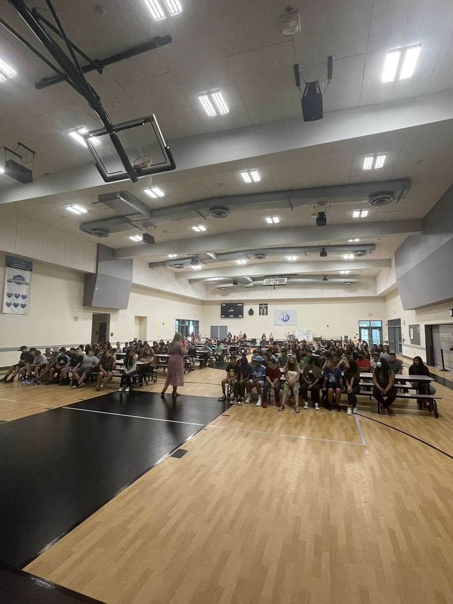 Guerrerotweets's tweet photo. Excited to welcome our 6th graders and new 7/8 grade students to SCIA to our  Bear camp! #sciajourney 🐻💚 #timetoshine https://t.co/ccCQK1DrGe