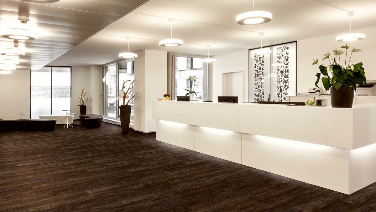 Aspecta Elemental adds a warm, traditional touch to this modern space. ✨ 

Featuring: Aspecta Elemental Arezzo, Brown - order samples here: bit.ly/3OZ9kAX #interiors #commercialdesign #design #modern