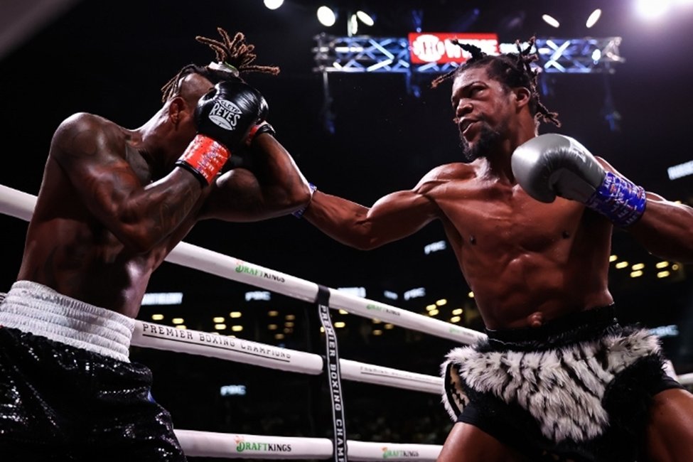 SilverBoxing's tweet image. Can hair be considered a weapon in a boxing match? Looks like it to me. How can this be allowed with so much head to head contact in a boxing match?