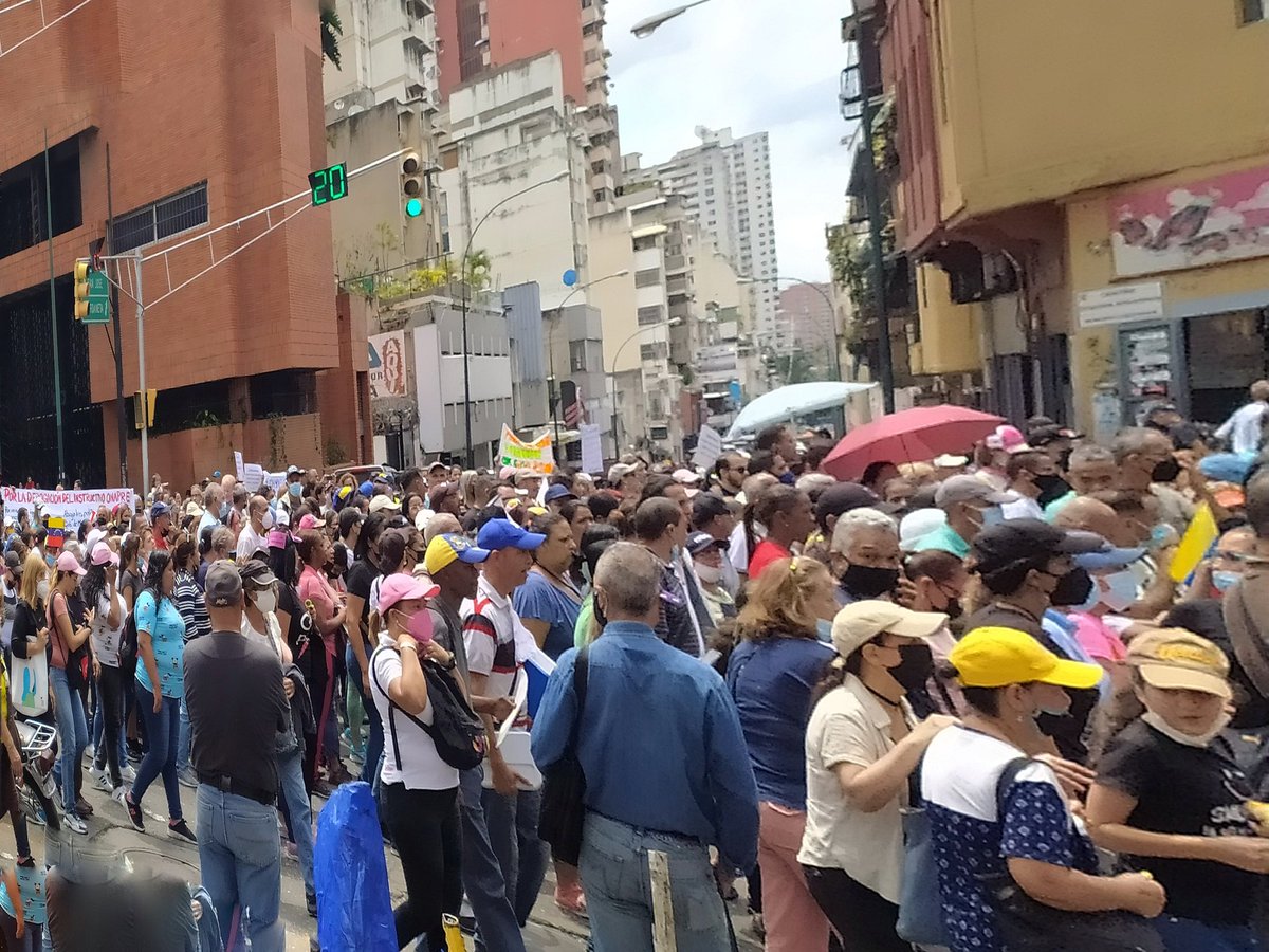 sairuselvirus's tweet photo. #BonoVacacionalYRecreacionalYa las calles están sonando y son los trabajadores que están molestos, #OnapreNosEstafa ni porque pongan sus "guerrillas" digitales o el sebin, la lucha de los trabajadores ante Ministerio de Educación responda el presidente Nicolás Maduro Ccs trancada https://t.co/sFf5P9zCcE