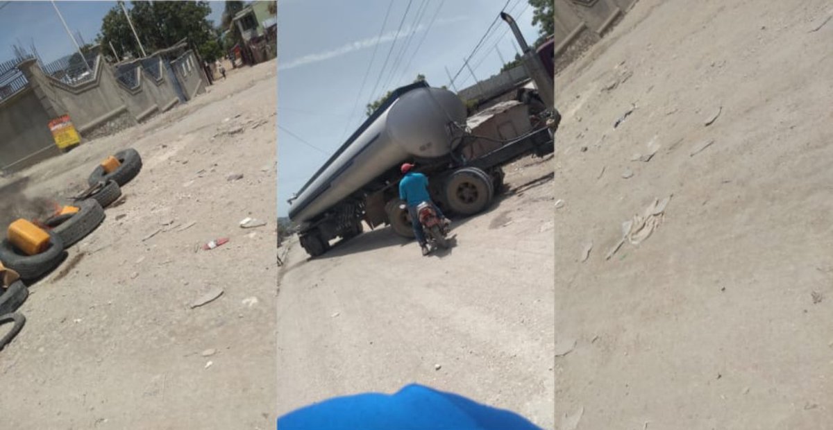 az_presse's tweet photo. [À LA UNE À 12h00] : Situation de panique à Frécyneau à l'entrée Sud de la ville de St-Marc, la route est bloquée par des barricades de pneus enflammés et par un camion. Deux personnes seraient atteintes de projectiles, selon un confrère.@az_presse 📷📸: #Podium_Magazine. https://t.co/x0iQzn48wq