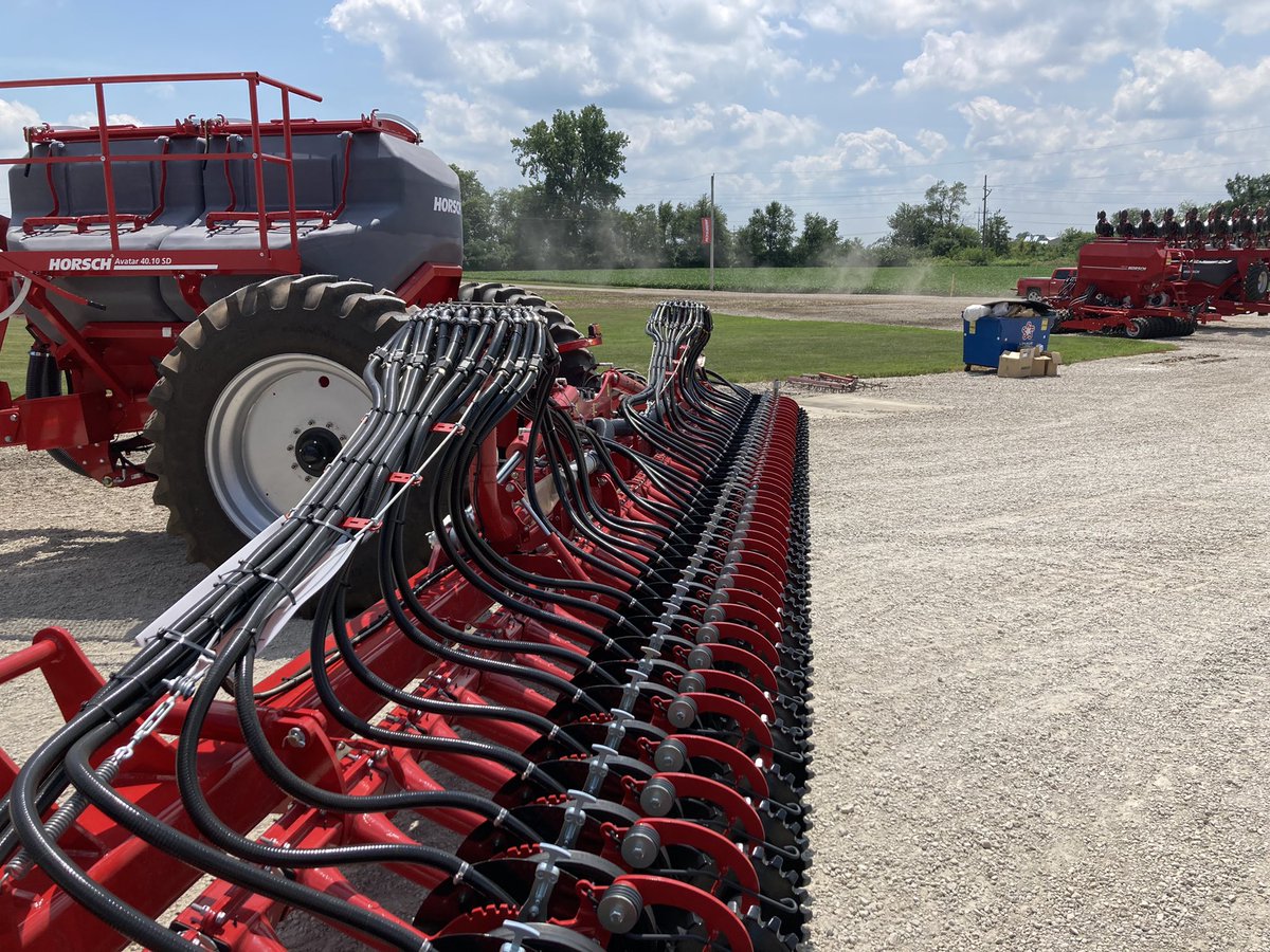 JoshBair10's tweet photo. Dang the Avatar SD40.10 looks good. #horsch #feedingtheworld #farmers https://t.co/g7sPqrBtTY