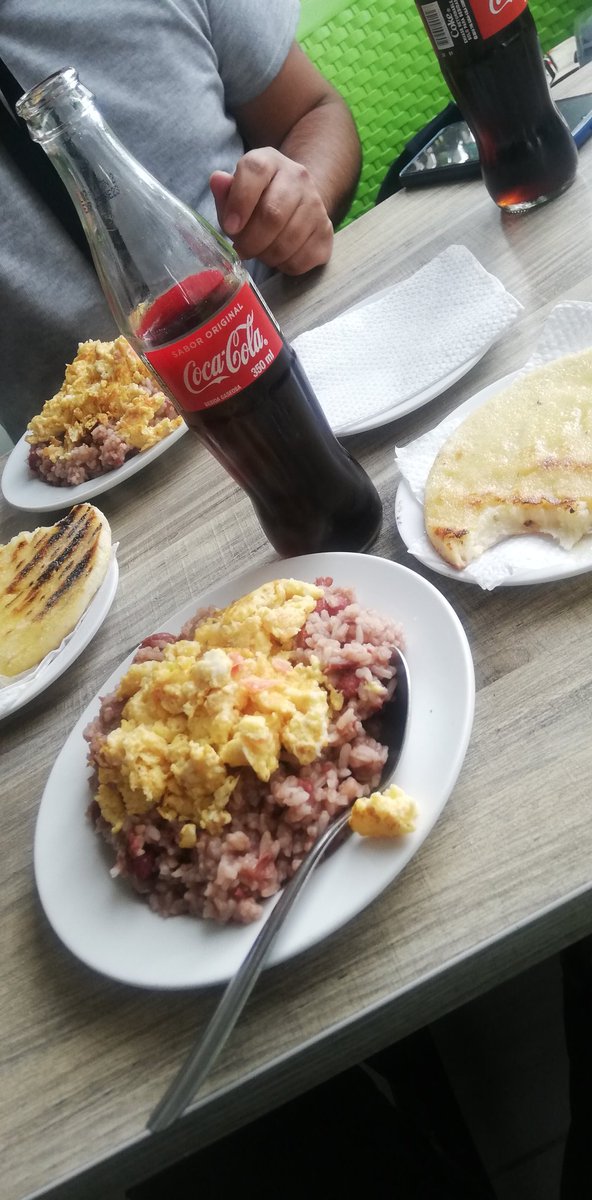 Hai_valero's tweet photo. Calentadito con huevo y arepita 🤤

Esto es de dioses. #calentado #paisa https://t.co/E5TvsLX7fm