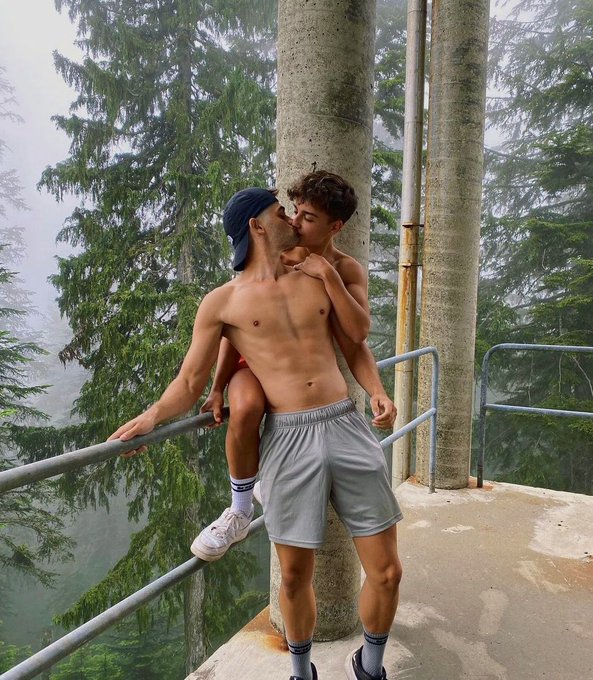 Brokeback mountain vibes ? https://t.co/brrpaKJ9DT