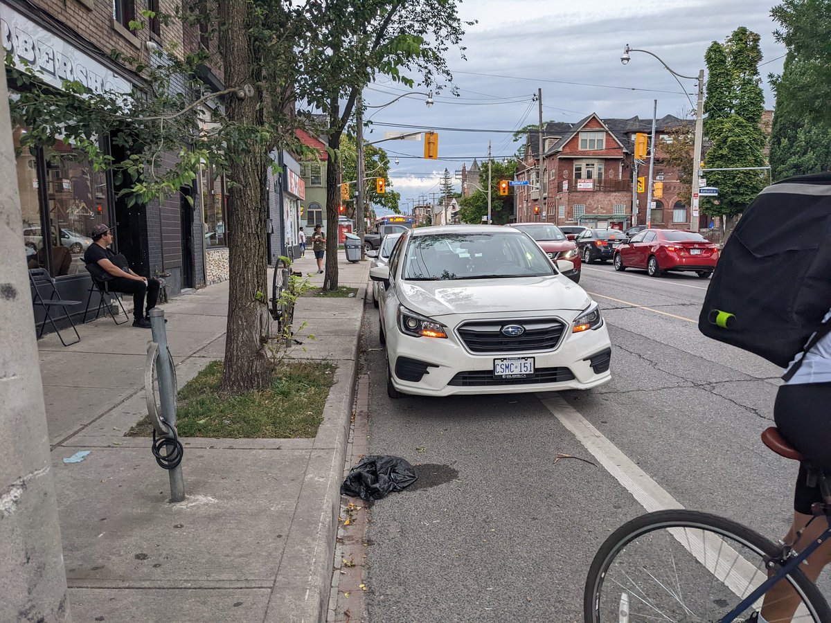 deeplyconcern's tweet image. Back to back cars on Harbord last night. One dude eating a sammie! @cityoftoronto @TorontoPolice @JohnTory