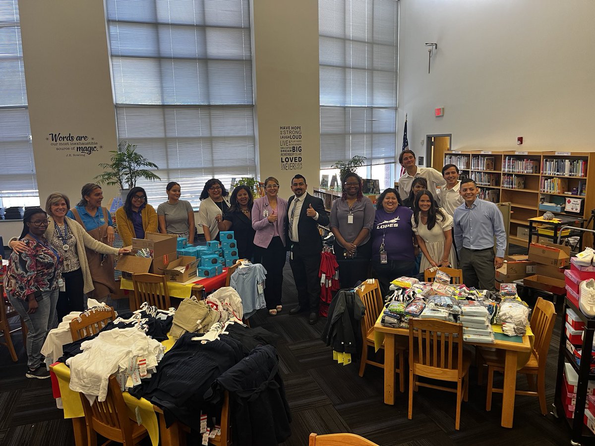 PathtoPinkston's tweet photo. Thank you @JLL for going above and beyond for staff and children @DragonsMedrano. It’s Game On for the new school year! #GameonDragons @MRamirezDISD @LisaAnnVega1 @JoeCarreon https://t.co/MZVlnEdK7H