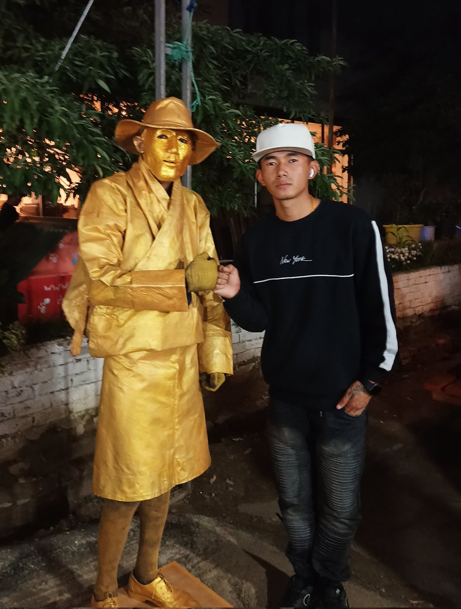 ThrinlayJ's tweet photo. With Golden man huh! https://t.co/1oIJiuvGMS