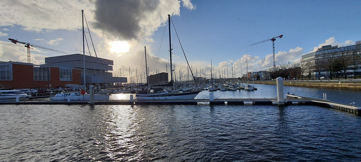Bonjour à tous !
Il y aura du soleil aujourd'hui, mais rassurez-vous, le vent devrait faire baisser la température et apporter un peu d'air ☀️
Bonne journée à tous, bonne fête aux Abel et joyeux anniversaire au gardien du <a href="/HAC_Foot/">Havre Athletic Club ⚽️</a> Mathieu Gorgelin, qui fête ses 32 ans 🥳
