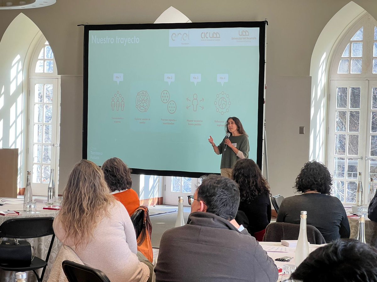 chile_tf's tweet photo. Rosario Palacios hablando de las señales de impacto que nos permitirán construir escenarios futuros y sus implicancias.
#TodosSomosFuturo #chile2050 #chilesustentable #economiacircular #cambioclimatico https://t.co/XRqlnTB0to