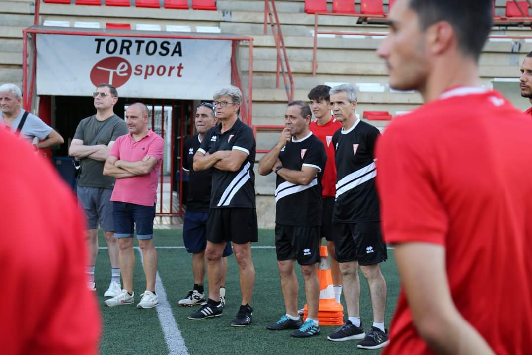 cdtortosa's tweet photo. Ahir van donar inici a l'Estadi Mpal. Josep Otero els entrenaments del Primer Equip sota les ordres de Jordi Fabregat i els seus ajudants.
#PreTemporada #2cat8 #FutbolCat #GolCat #Tortosa #TerresdelEbre https://t.co/jHWaKJU2Gc