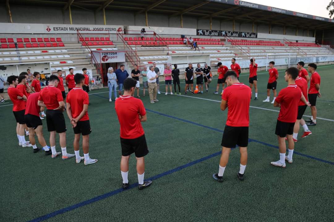 cdtortosa's tweet photo. Ahir van donar inici a l'Estadi Mpal. Josep Otero els entrenaments del Primer Equip sota les ordres de Jordi Fabregat i els seus ajudants.
#PreTemporada #2cat8 #FutbolCat #GolCat #Tortosa #TerresdelEbre https://t.co/jHWaKJU2Gc