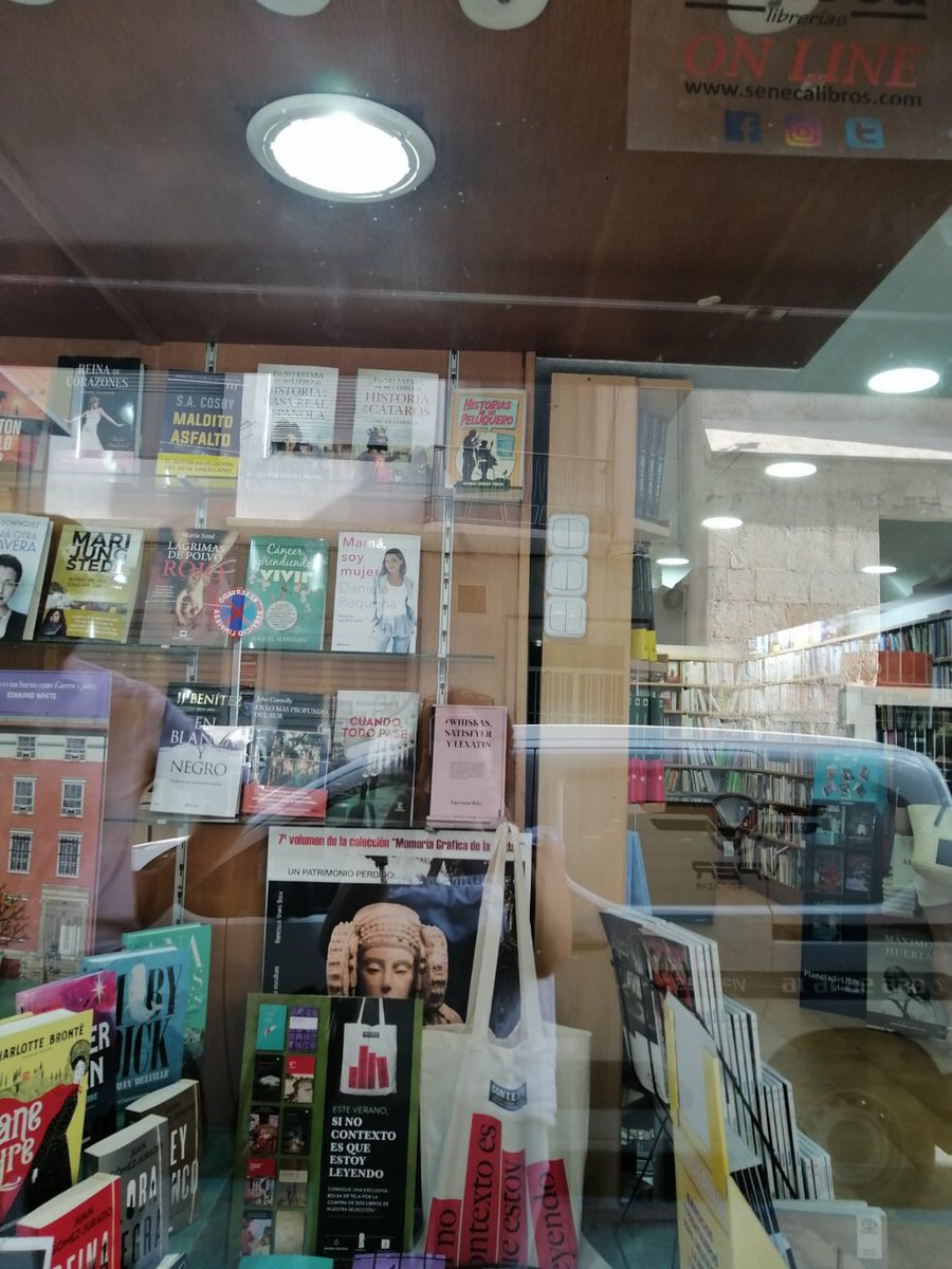 Qué ilusión me hace verme en el escaparate de Séneca. Ha sido la librería de mi infancia, a la que acompañaba a mi padre a menudo y siempre rascaba algo.