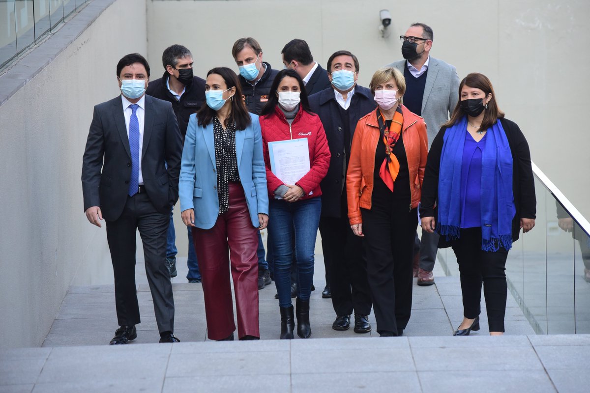 danielapenaloza's tweet photo. Representando a alcaldes de distintas comunas del país vinimos a pedirle al Presidente @gabrielboric y a la ministra @izkia que dejen de hacer campaña para el plebiscito y pongan mano dura contra la delincuencia. La verdadera prioridad debe ser la seguridad de todos los chilenos https://t.co/5JRKEdKzZm