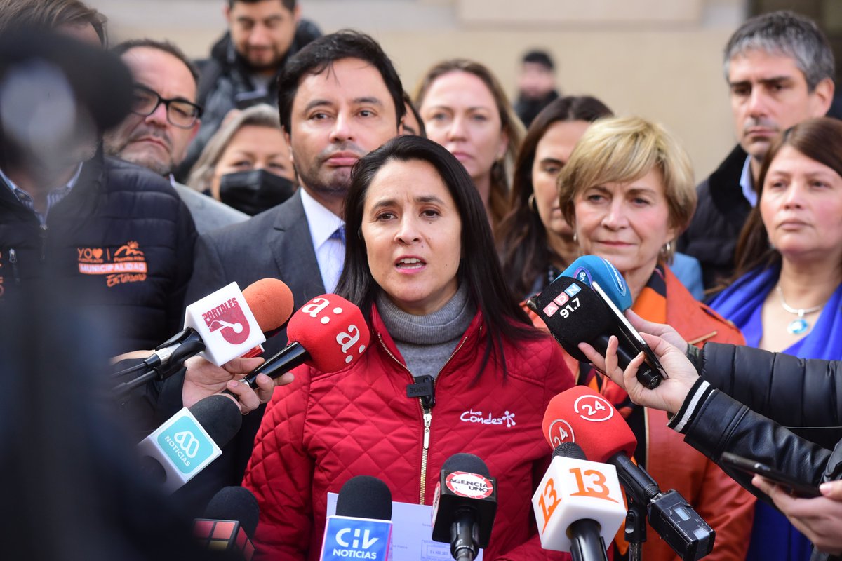 danielapenaloza's tweet photo. Representando a alcaldes de distintas comunas del país vinimos a pedirle al Presidente @gabrielboric y a la ministra @izkia que dejen de hacer campaña para el plebiscito y pongan mano dura contra la delincuencia. La verdadera prioridad debe ser la seguridad de todos los chilenos https://t.co/5JRKEdKzZm