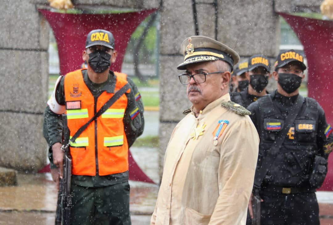 comandosergioh's tweet photo. En Ciudad Bolívar, Altar de la Patria honramos a nuestros efectivos castrenses ejemplo de constancia y amor a su patria; grandes nuestros actores quienes llevaron alegría y esperanza bajo una lluvia de bendiciones #MaduroIndestructible https://t.co/NuF3F6hZx6