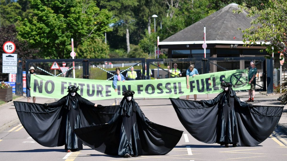 Scotland's first Oil Slicks spotted outside <a href="/Shell_UKLtd/">Shell UK</a>'s #Aberdeen HQ this week protesting <a href="/GOVUK/">GOV.UK</a>'s approval of Shell's #Jackdaw gas field.

<a href="/IEA/">International Energy Agency</a> is unequivocal: we cannot afford to open any more new oil or gas fields to avoid #ClimateBreakdown. 1/

#EndFossilFuels #StopJackdaw