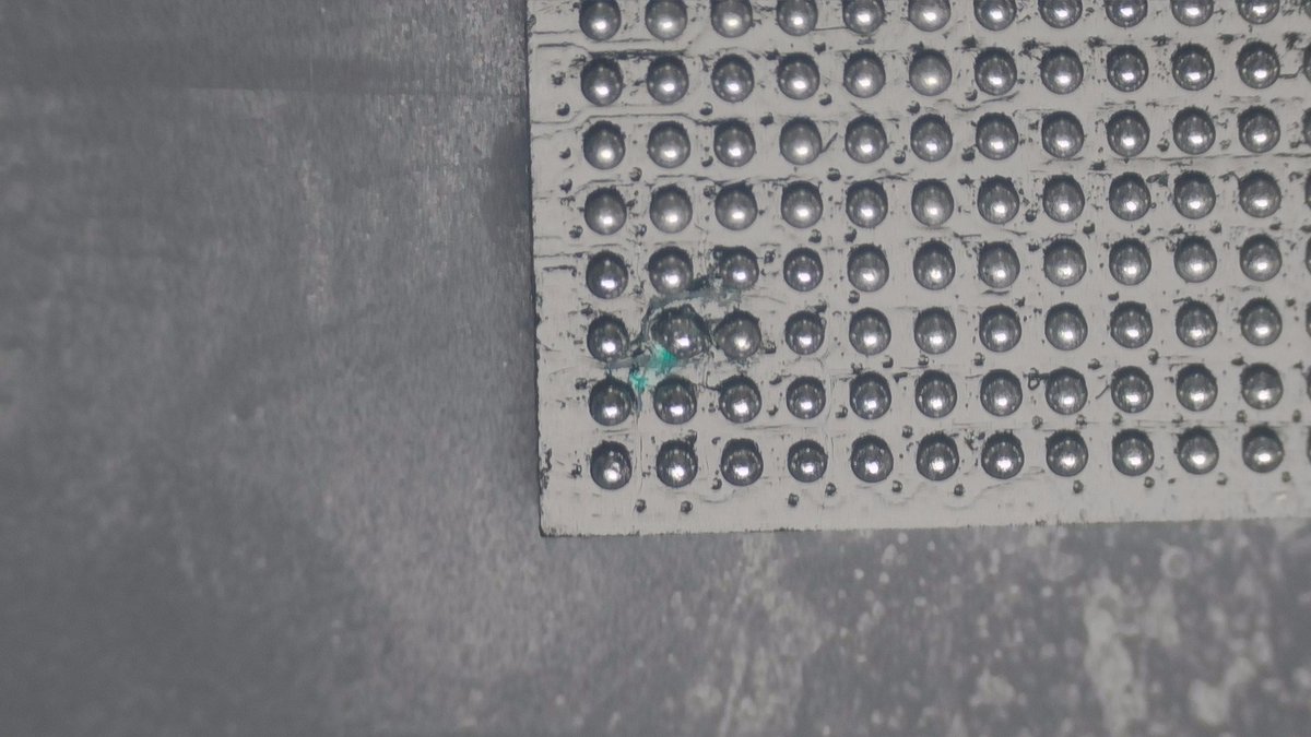 BGA Reparatur Pad Rettung mit  Balls 0,45mm.

Erst umliegende Pads entlöten, dann Pad wiederherstellen mit Kupferpad 0,01mm dicke. Fixieren mit PCB Lack, neue Balls drauf, fertig...

Level 10