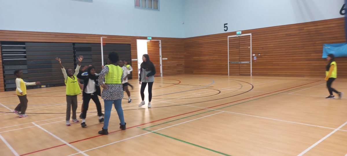 bmesportswansea's tweet photo. Weekly netball  with a inspirational  talk after
Encouraging  young people to progress  @eystwales @Sport_CCS @Sport_CCS 
#eyst22
@FreedomSwansea https://t.co/uJhj2WjS7A