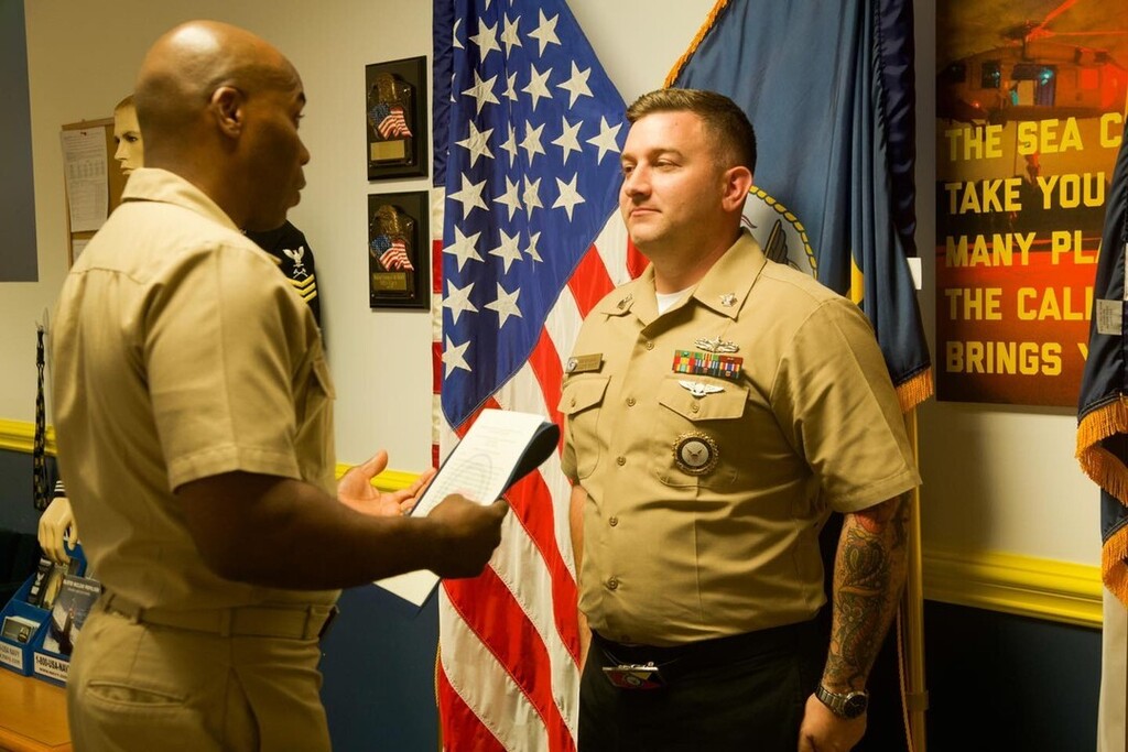 NtagCarolina's tweet photo. Congratulations to RS1 Tyler Grabow on receiving his Senior Sailor of the Quarter Award. He had the pleasure of receiving his award from Admiral Alexis Walker. Thank you for your hard work and dedication sailor #hooyah 👏👏👏⚓️🇺🇸 

#navylife #navyrecrui… https://t.co/ZoIDq5hohk https://t.co/vPcwNpmI6X