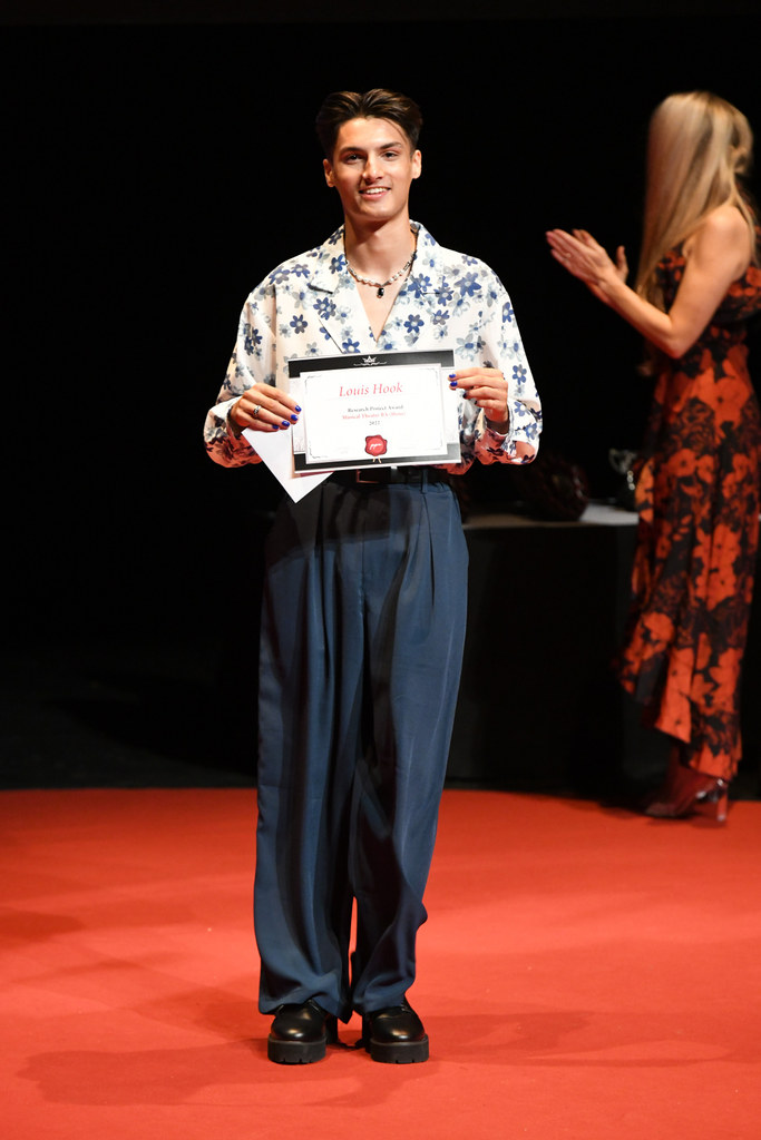 Lil thread about being mixed race &amp; proud✨️ ~
Delighted to have achieved a First for my dissertation, where I explored diversity in theatre through the lens of multiraciality, focusing on the presentation of mixedness on stage and the issues confronting mixed performers (1/5)