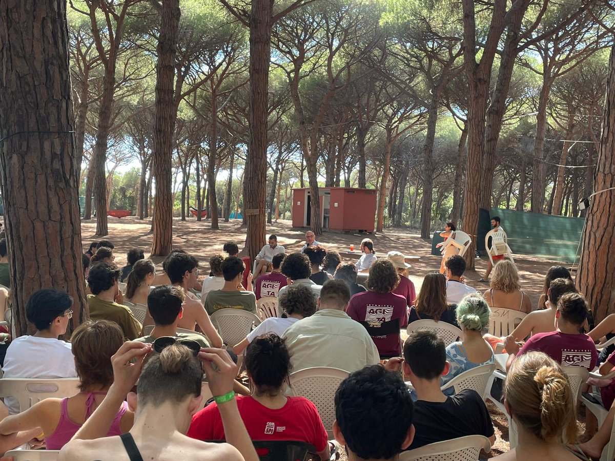 chiaragribaudo's tweet photo. Al #RevolutionCamp dell'@udu_sind insieme a @EnricoLetta.
Abbiamo fatto il bilancio di questi anni. Orgoglio per la parità salariale diventata legge. Rabbia per la battaglia sugli stage retribuiti interrotta con la caduta del governo. La prossima legislatura deve essere decisiva. https://t.co/sOocFUVTwj