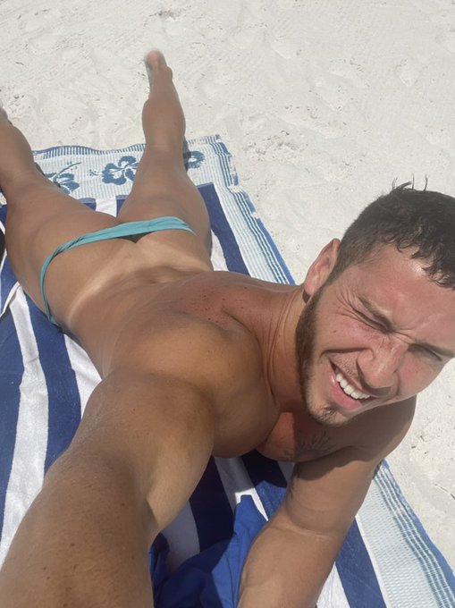 Tanning the buns today   https://t.co/FP8cdd5ff5 https://t.co/BxKa76grJV