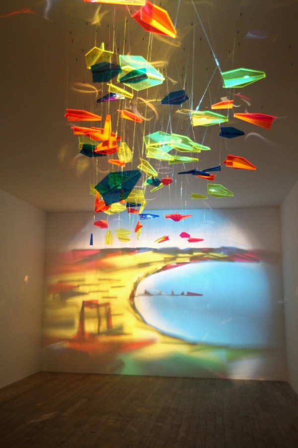 We 💛 artistic explorations of light and shadow! Artist Rashad Alakbarov creates shadow skylines out of everyday materials (left) + suspends items from the ceiling and shines light through them to project beautiful shadow paintings on the wall (right) #ArtOfTinkering
