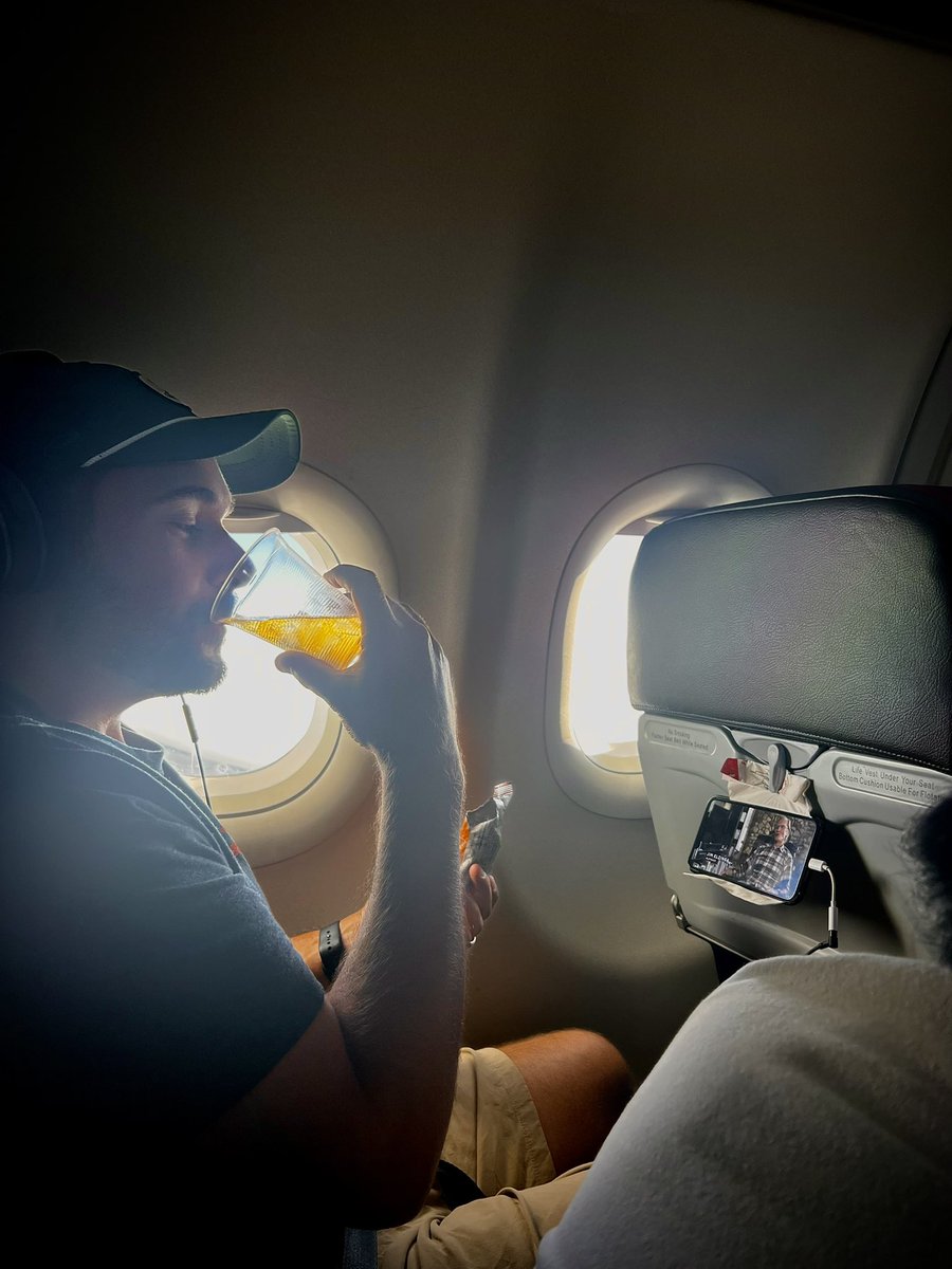 pylemart's tweet photo. Another use for the @AmericanAir cocktail napkins—a makeshift cellphone holder. https://t.co/baW9rwIiz0