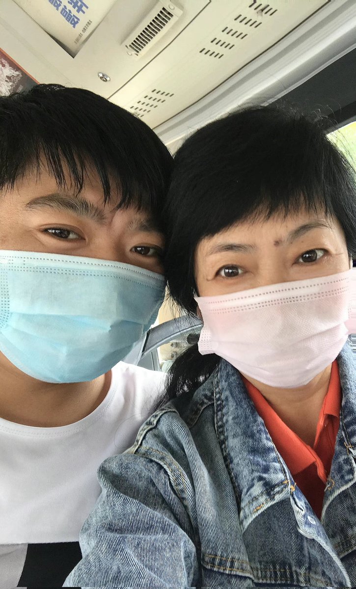 情人节来云南玩了，在车上有个游客问我跟妈妈的关系，我妈说，我们是夫妻，那个人说，看我们还挺有夫妻相，真的很会说话。
这句话我妈一直记在心里，开心了一整天。
可惜今天太累了，洗完澡她就睡着了，只能明天再日她了 https://t.co/2DVxj98E6d